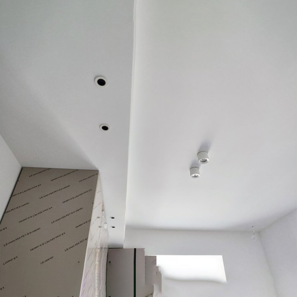 Aufbau-Downlights im Vergleich mit Einbau-Downlights